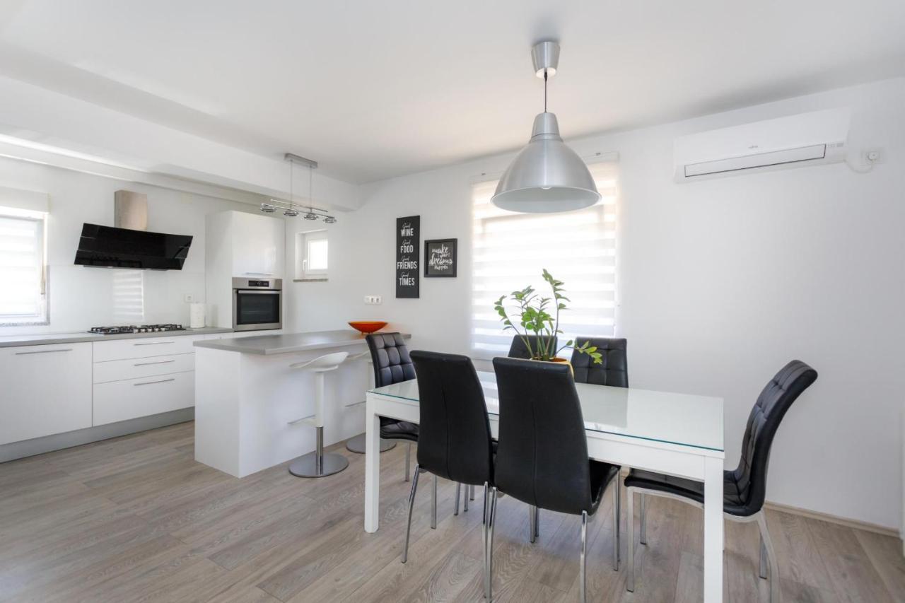 Apartman Laura Krk Town Buitenkant foto